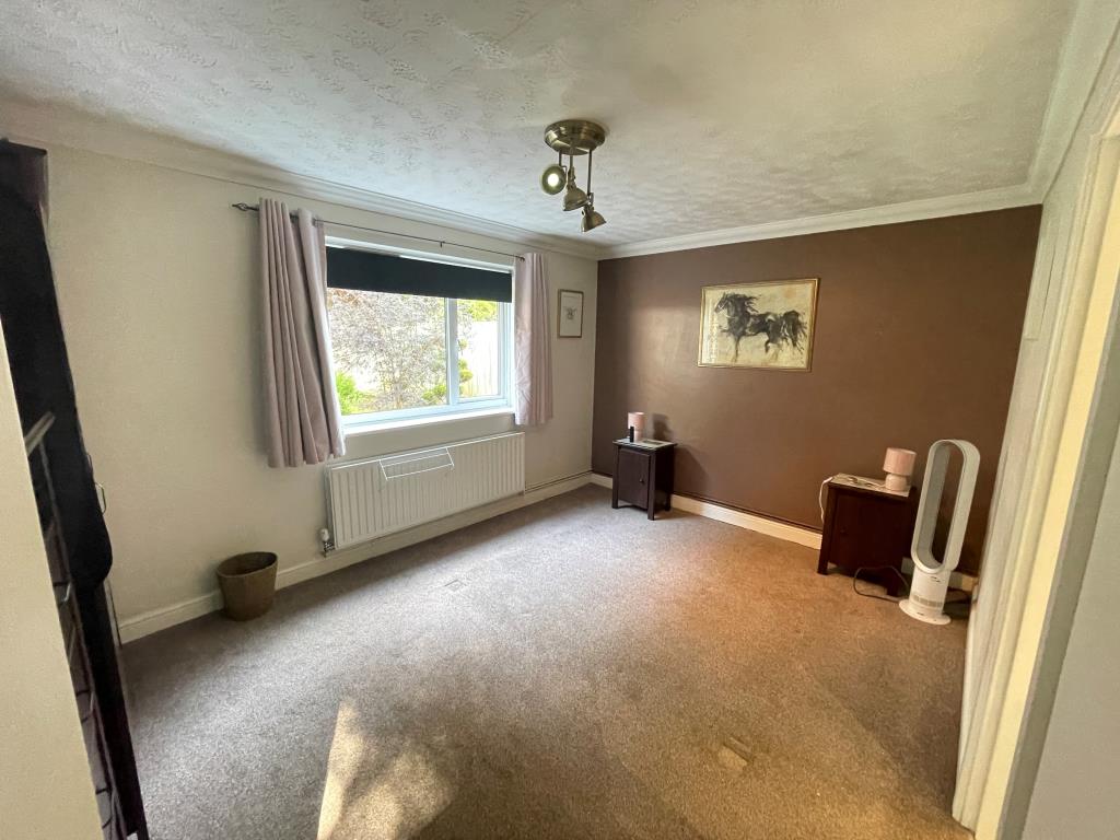 Lot: 166 - WELL-PRESENTED BUNGALOW FOR STRUCTURAL REPAIR - Bedroom with en-suite shower room